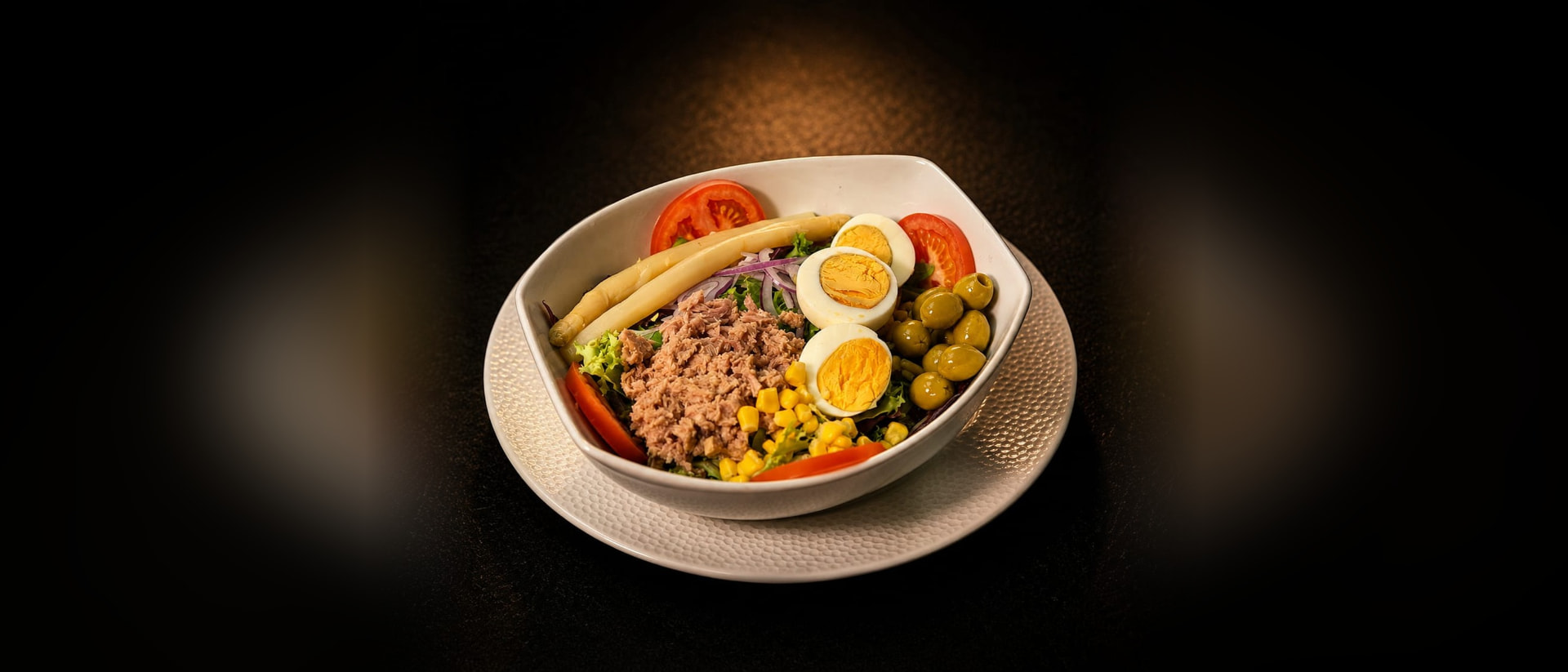 Ensalada Emalú con atún, huevo cocido, espárragos, maíz y aceitunas